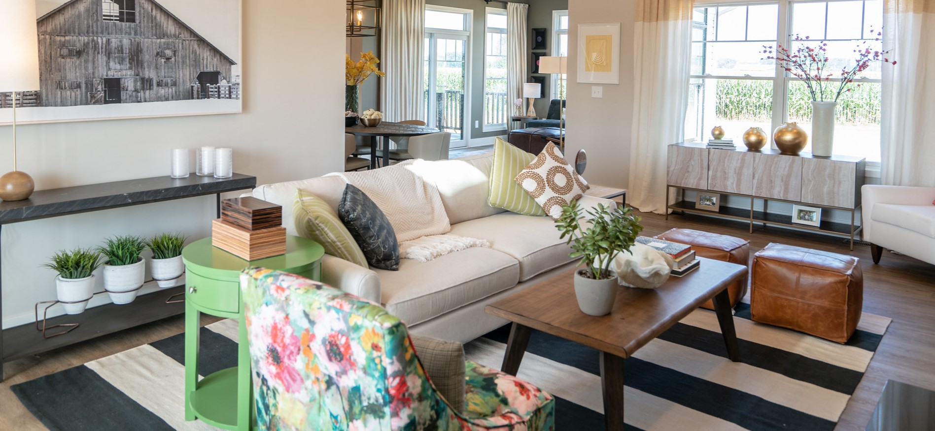 Светло-бежевый диван идеально дополнит современный интерьер гостиной