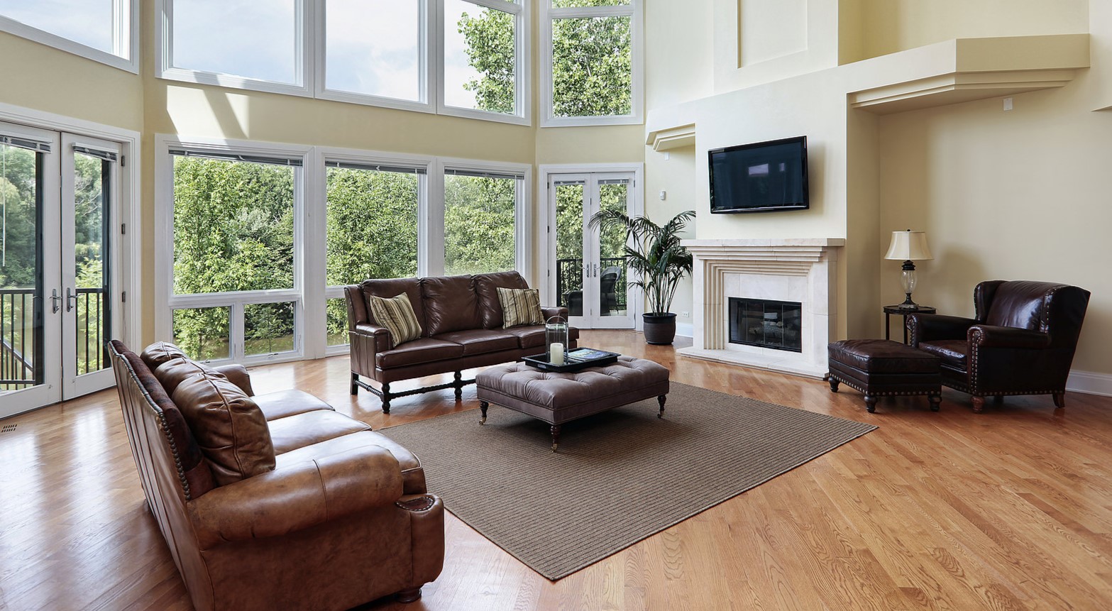 Кожаные диваны и кресла помогут создать роскошный интерьер в гостиной