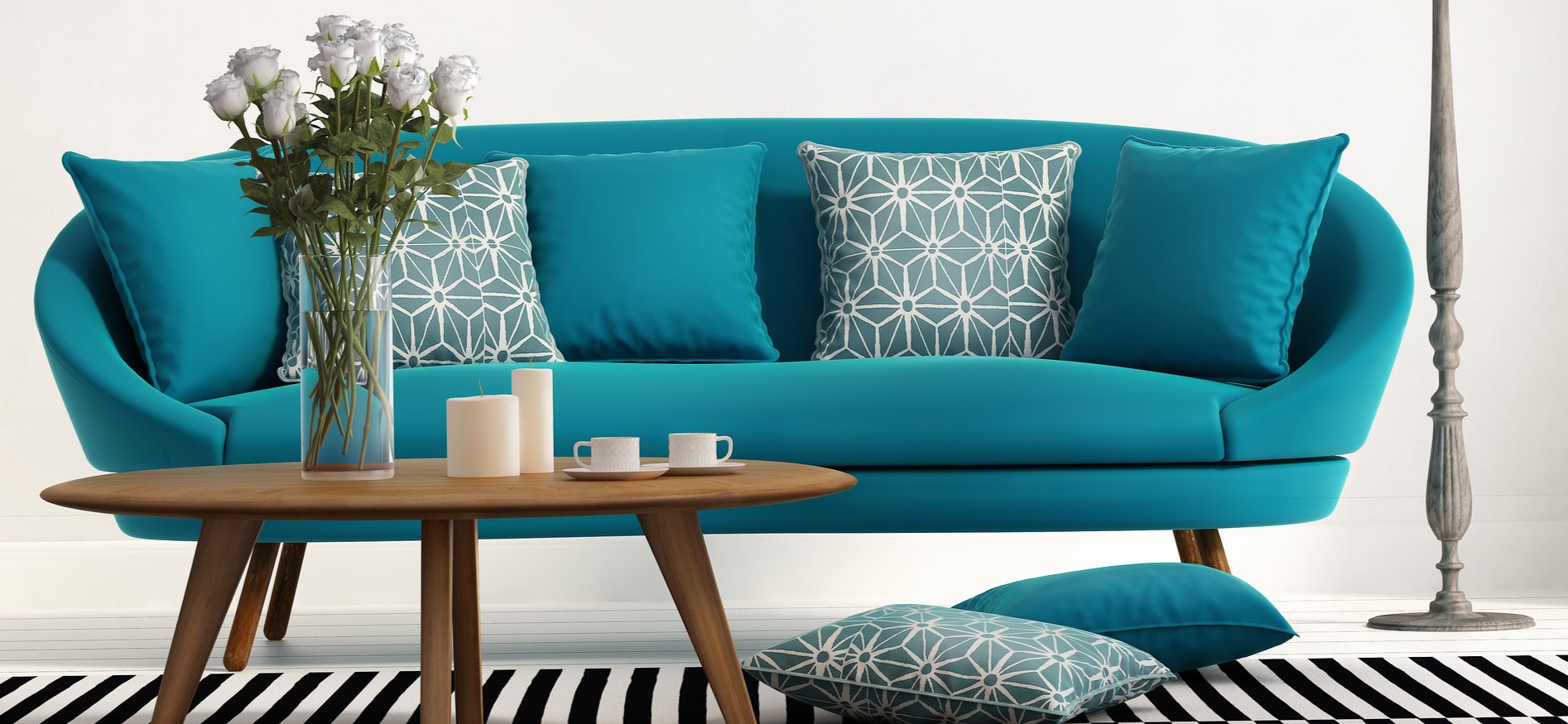 Голубой диван можно использовать в качестве акцентного элемента в белой гостиной