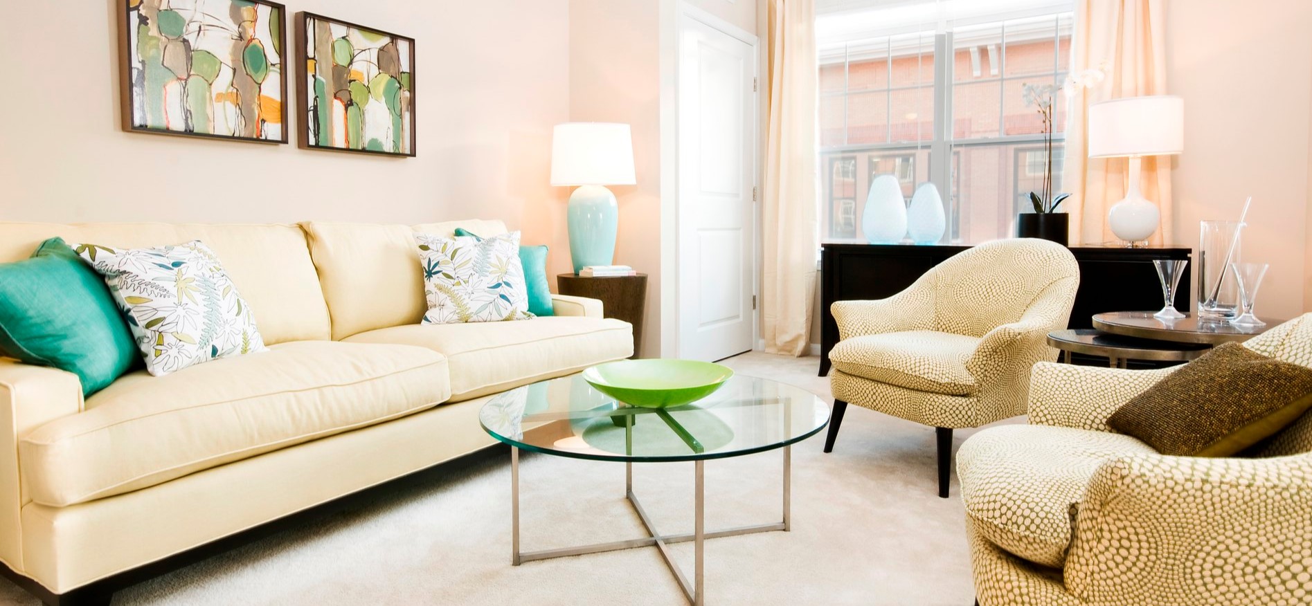 Белый диван можно декорировать подушками с цветными рисунками