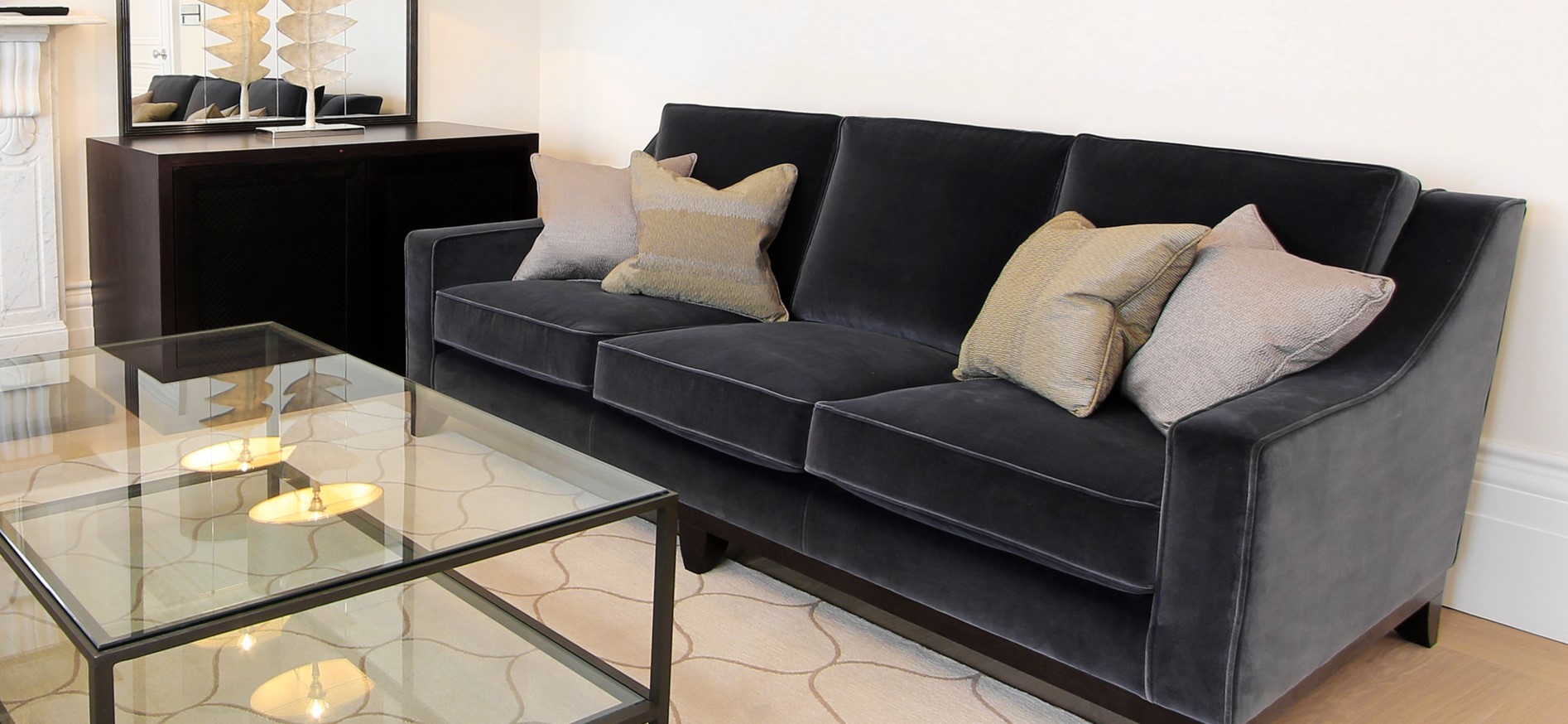 В светлой комнате можно использовать темный диван в качестве эффектного акцента