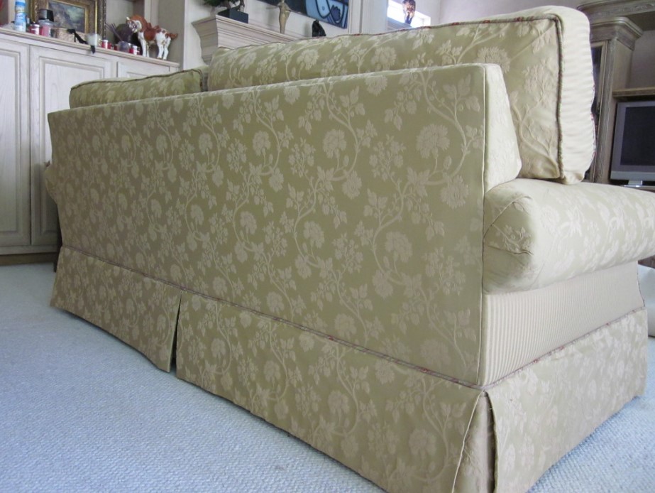 Задняя стенка дивана не должна иметь дефекты или признаки повреждения