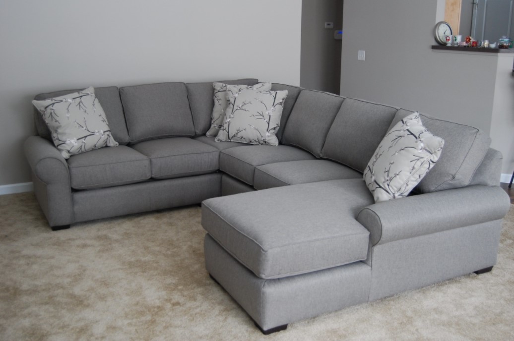 Угловой диван позволяет зонировать большую комнату 
