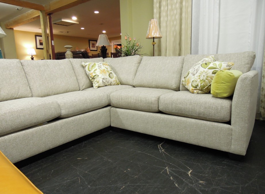 С помощью углового дивана можно сэкономить полезное пространство в гостиной