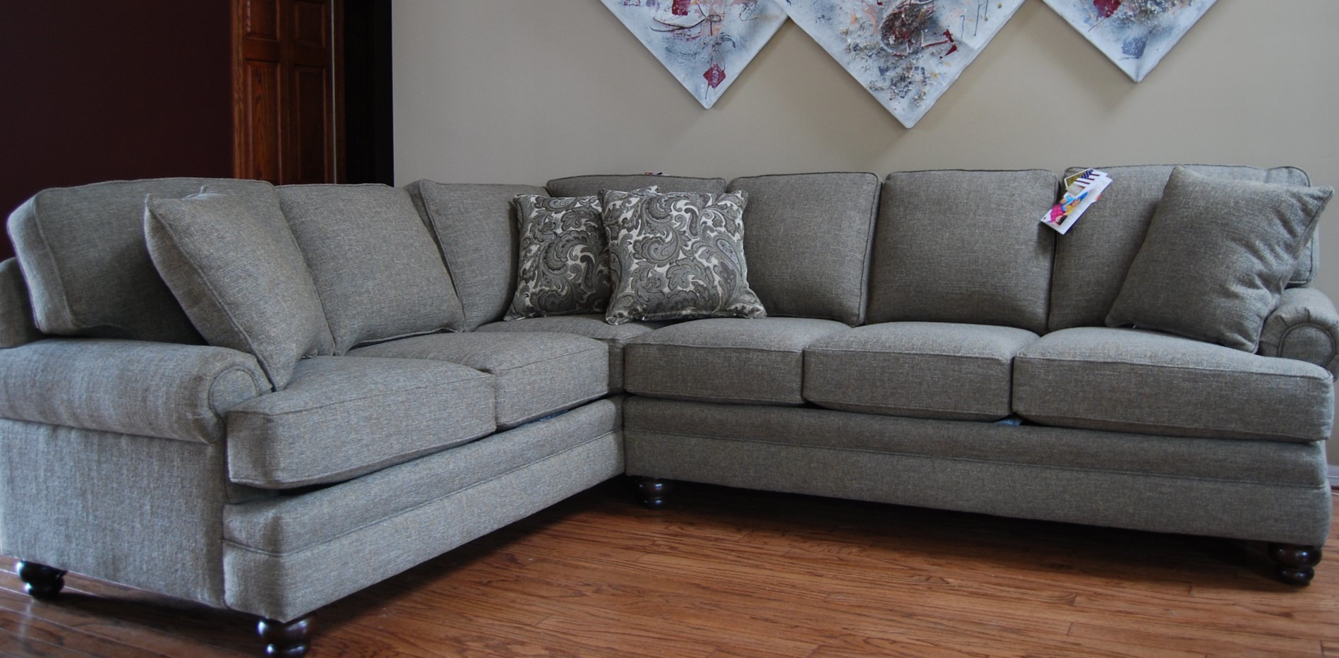 Угловой диван создает много посадочных мест для гостей