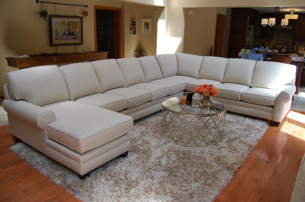 Создать зону отдыха можно с помощью углового дивана, журнального столика и ковра