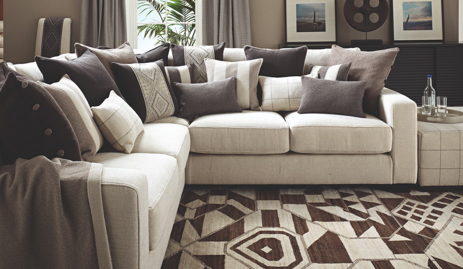 Для гостиной в коричневом цвете можно подобрать светло-бежевый диван