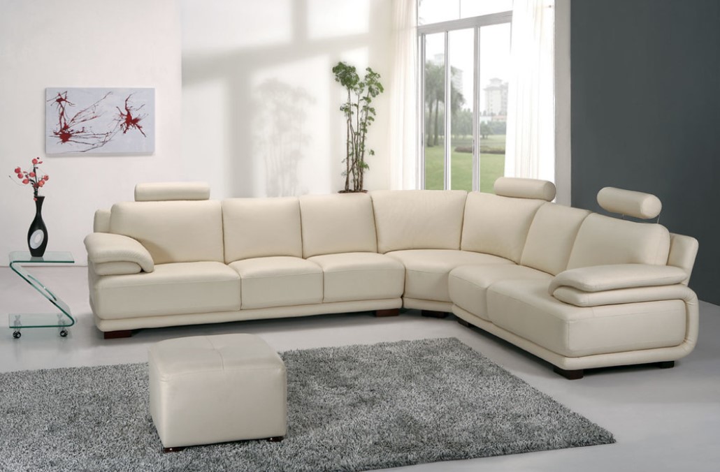 В интерьере хай-тек или минимализм будет гармонично смотреться белый кожаный диван