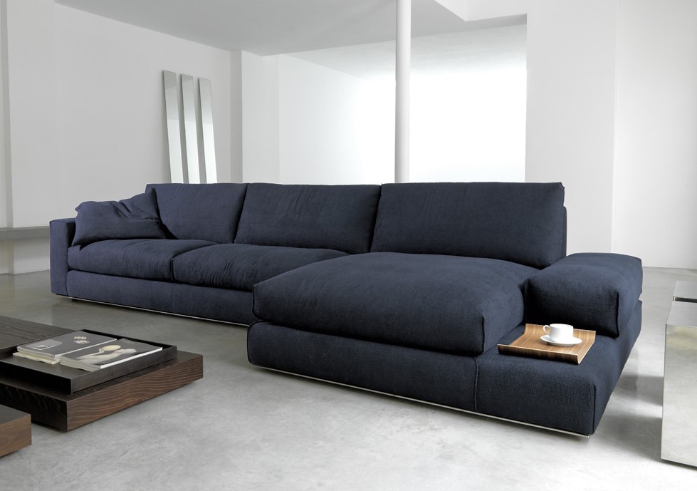 Для контраста в белой гостиной можно поставить темно-синий диван