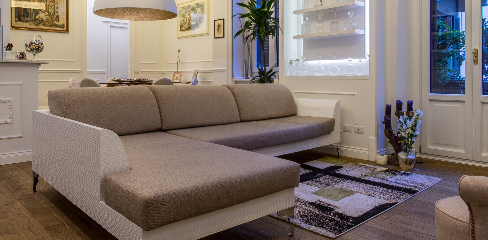 Каркас дивана прекрасно сочетается по цвету с мебелью в интерьере