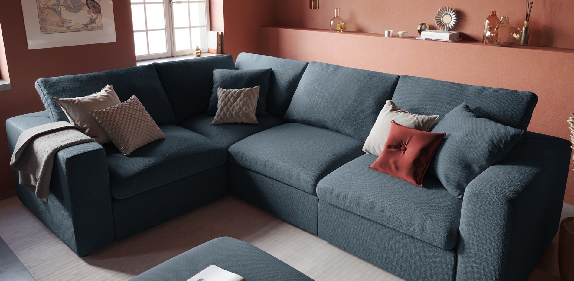 Для украшения дивана можно использовать подушки разных цветов и размеров