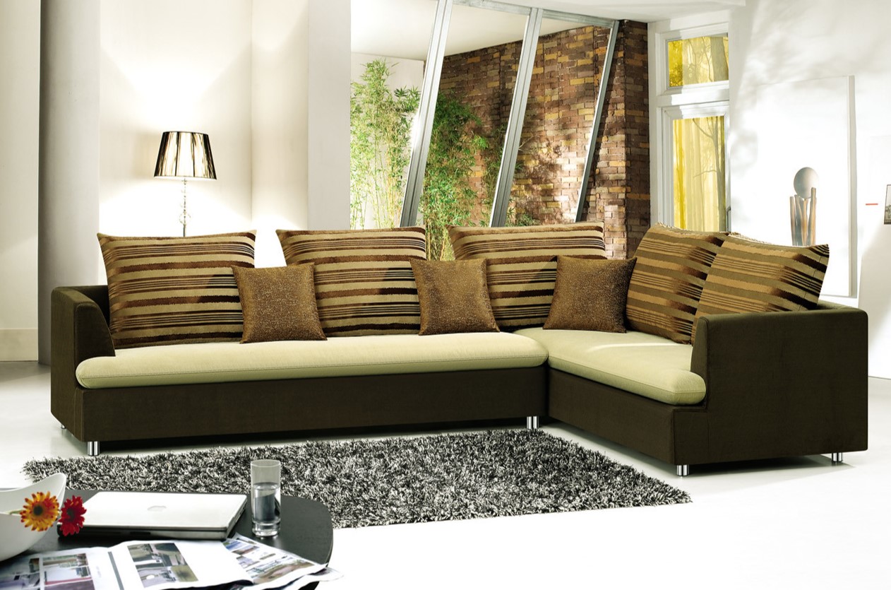 Подушки с полосками отлично дополняют стильный коричневый диван