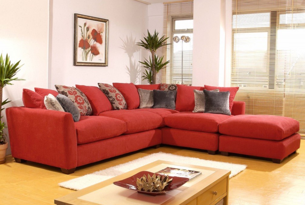 Красный угловой диван является ярким акцентом в гостиной