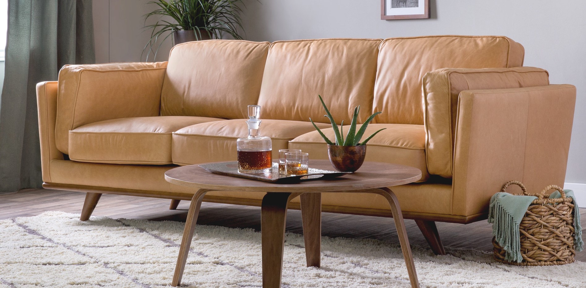 Бежевый кожаный диван идеально подойдет для современного интерьера гостиной