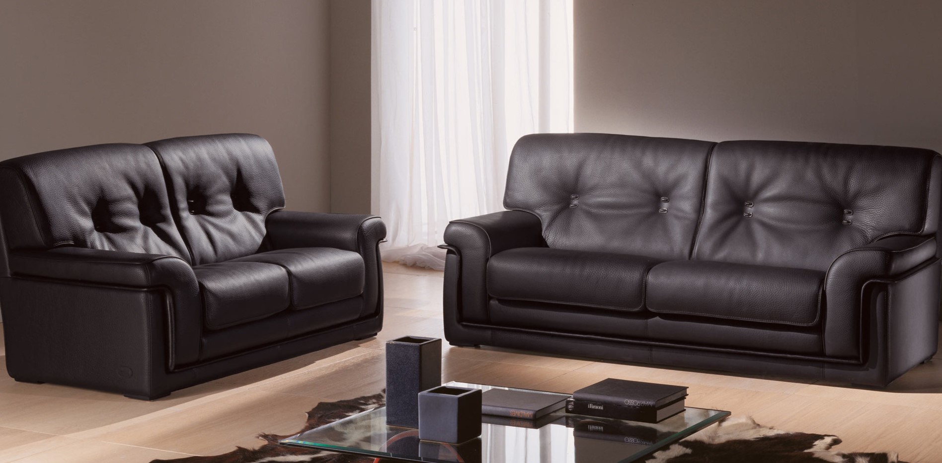 Из двух черных диванов можно создать стильную зону отдыха в гостиной