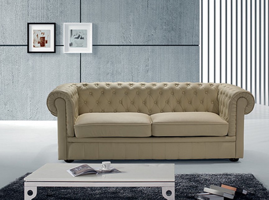 Белый кожаный диван гармонично смотрится в современной гостиной