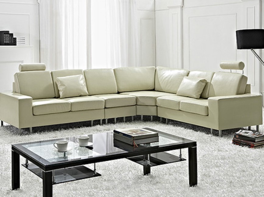 Белый диван отлично гармонирует со светлыми стенами и ковром в гостиной