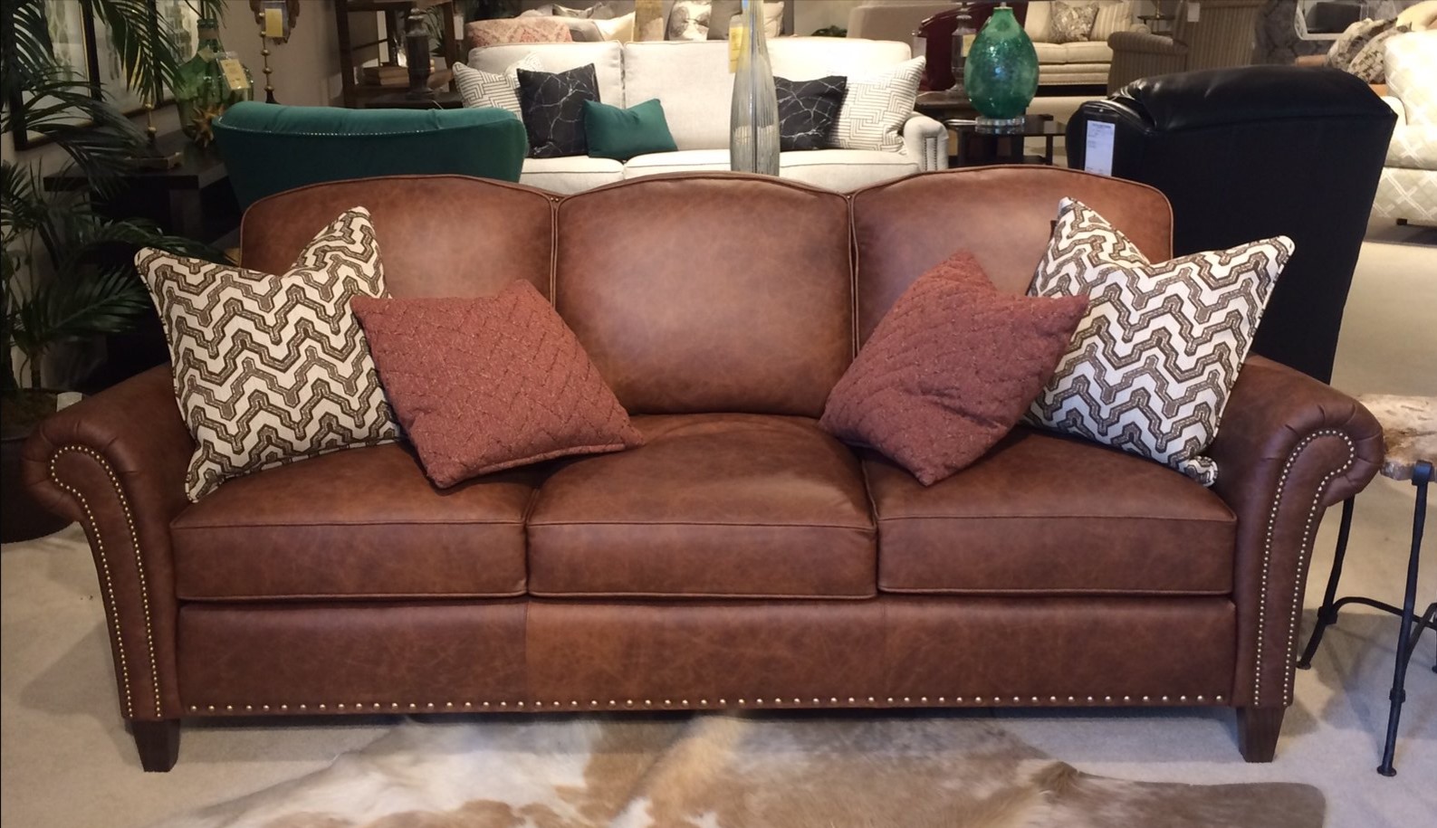 Кожаный диван с деревянным каркасом подойдет для классического интерьера гостиной