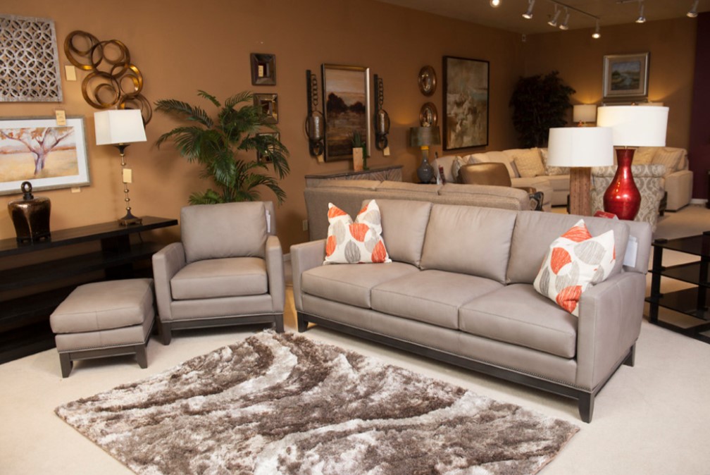 Под цвет обивки дивана можно подобрать удобное кресло и пуф