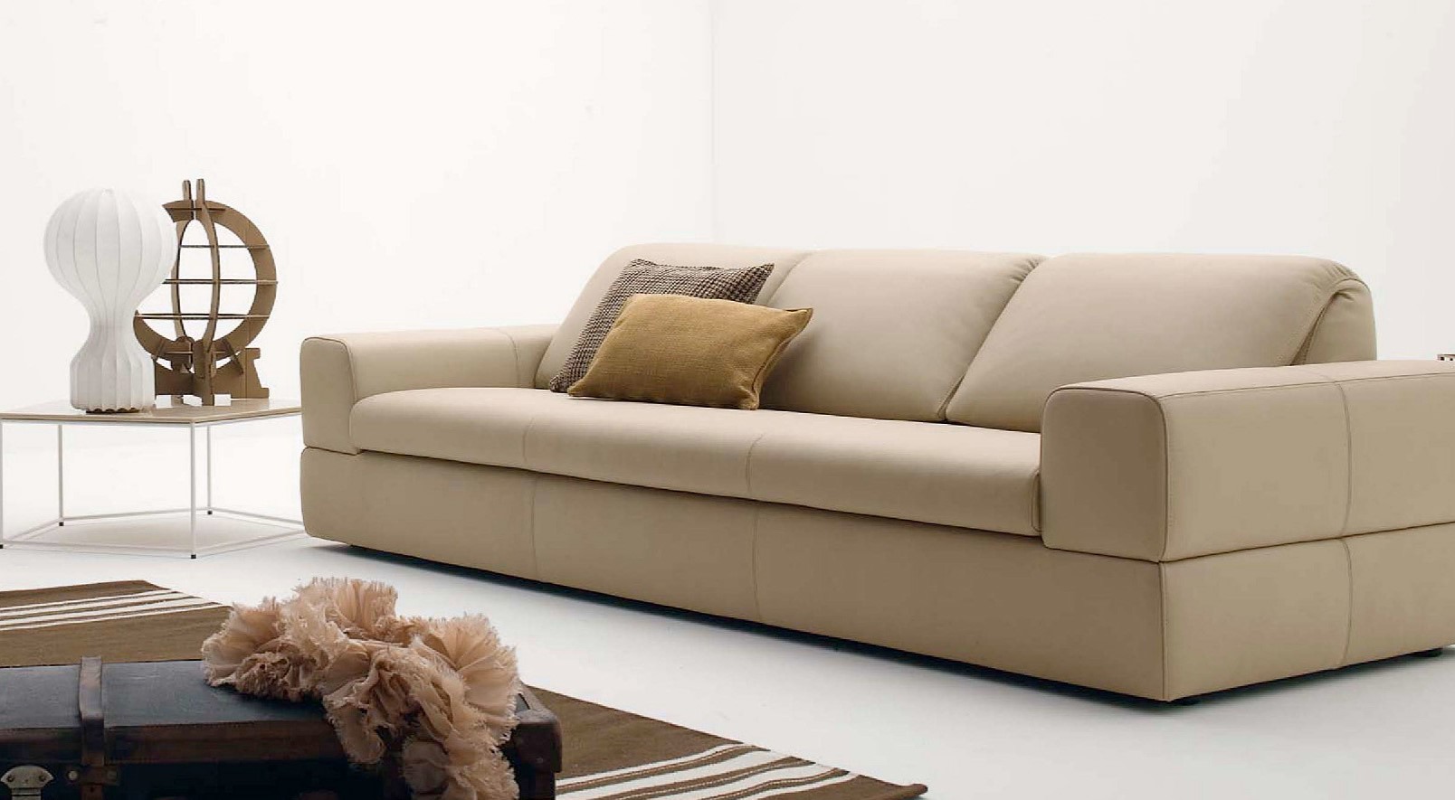 Днем диван можно использовать в сложенном виде для отдыха и просмотра фильмов