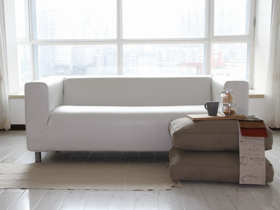 В качестве оригинального журнального столика для дивана можно использовать две крупные подушки