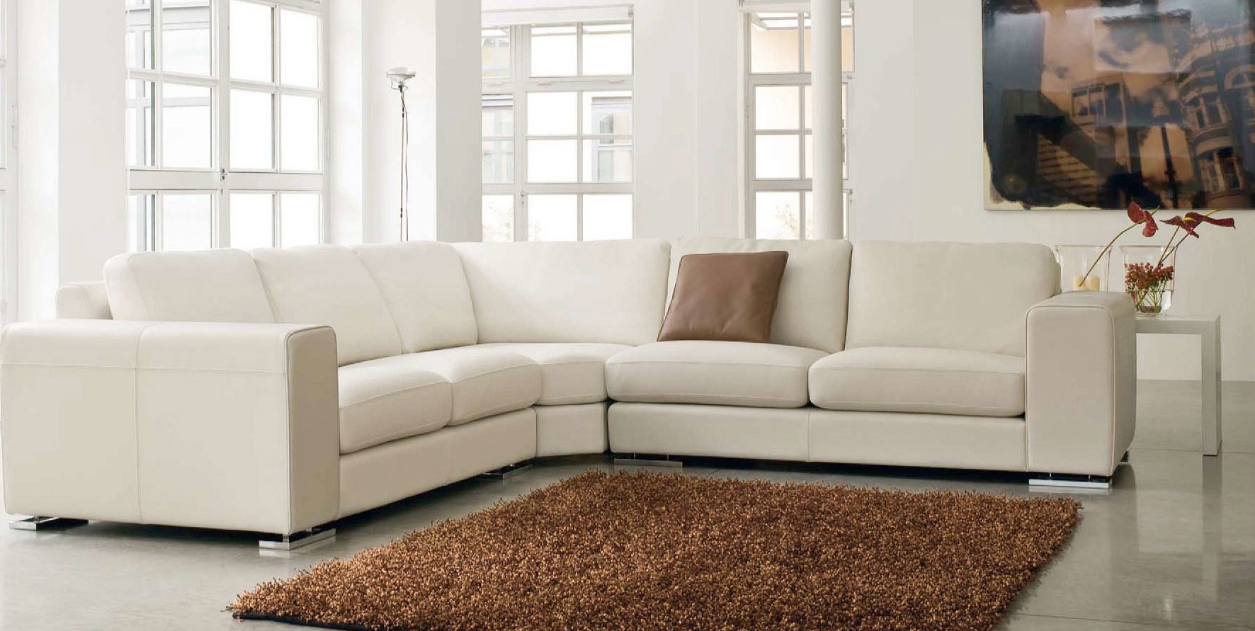 Обивку дивана можно подобрать под цвет стен в гостиной