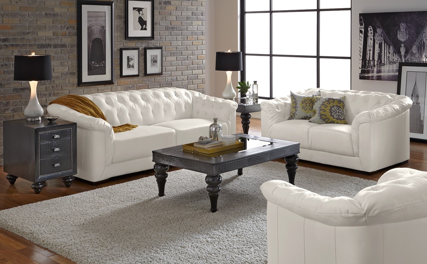 Белый диван стильно смотрится на фоне кирпичной стены в интерьере