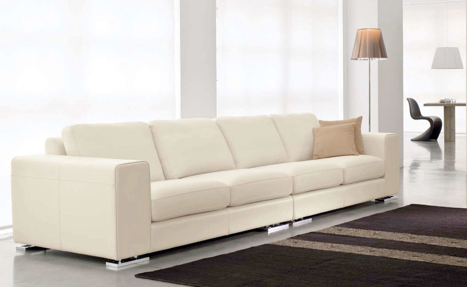 Кожаный диван с металлическими ножками идеально дополнит современную гостиную