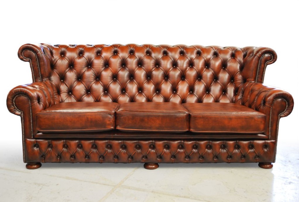 Кожаный диван отлично подойдет для классического интерьера кабинета