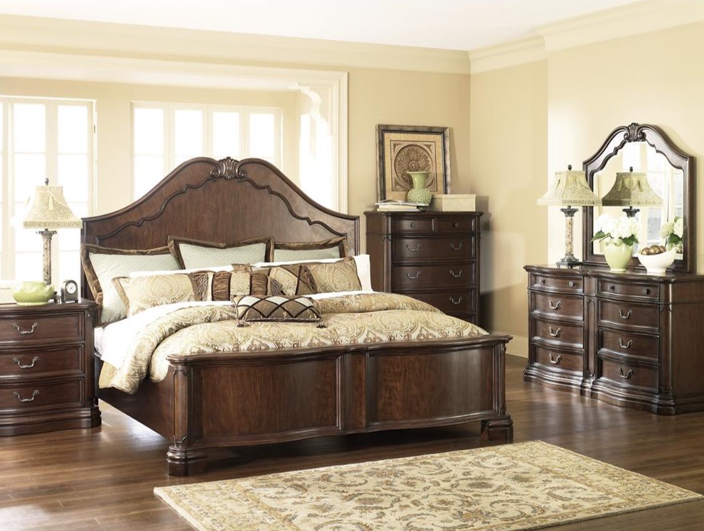 Кровать в классическом стиле с деревянным изголовьем