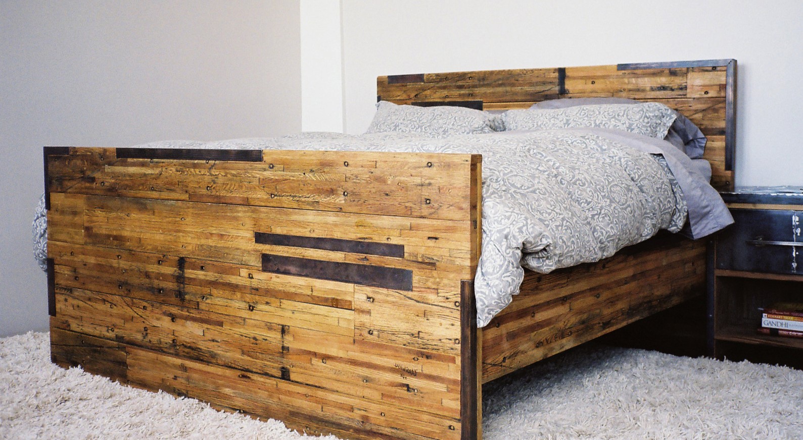 Кровать из натурального дерева является прочной и надежной