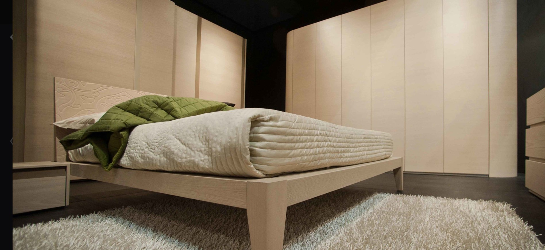 Кровать отлично сочетается со шкафом и тумбой в спальне