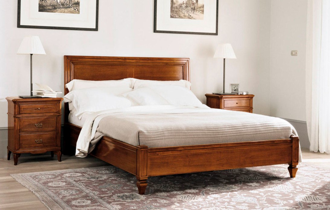 Деревянная кровать будет гармонично смотреться в классическом интерьере спальни