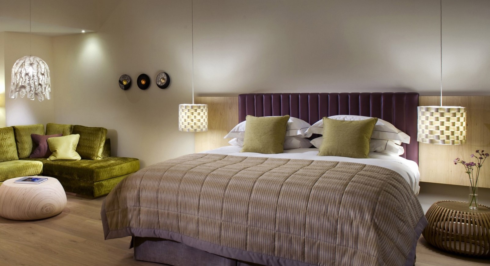 Фиолетовое изголовьем является акцентным элементом в интерьере спальни