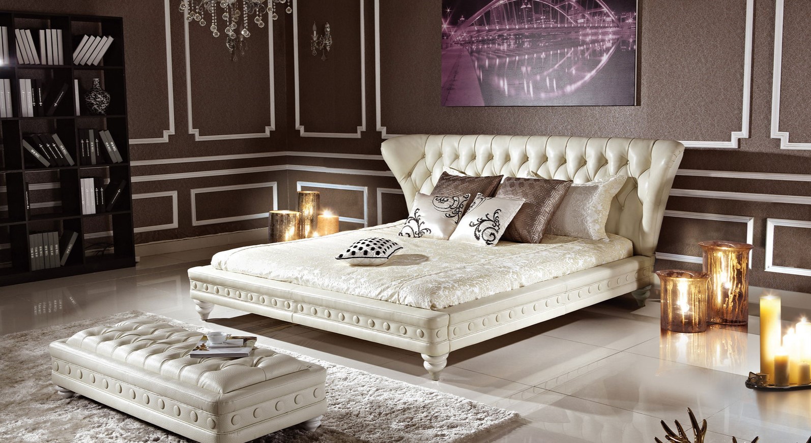 Декоративные подушки с орнаментом прекрасно подходят под стиль интерьера