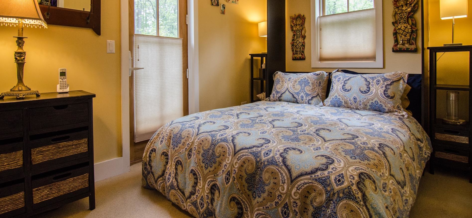 Кровать можно украсить оригинальным постельным бельем с орнаментом