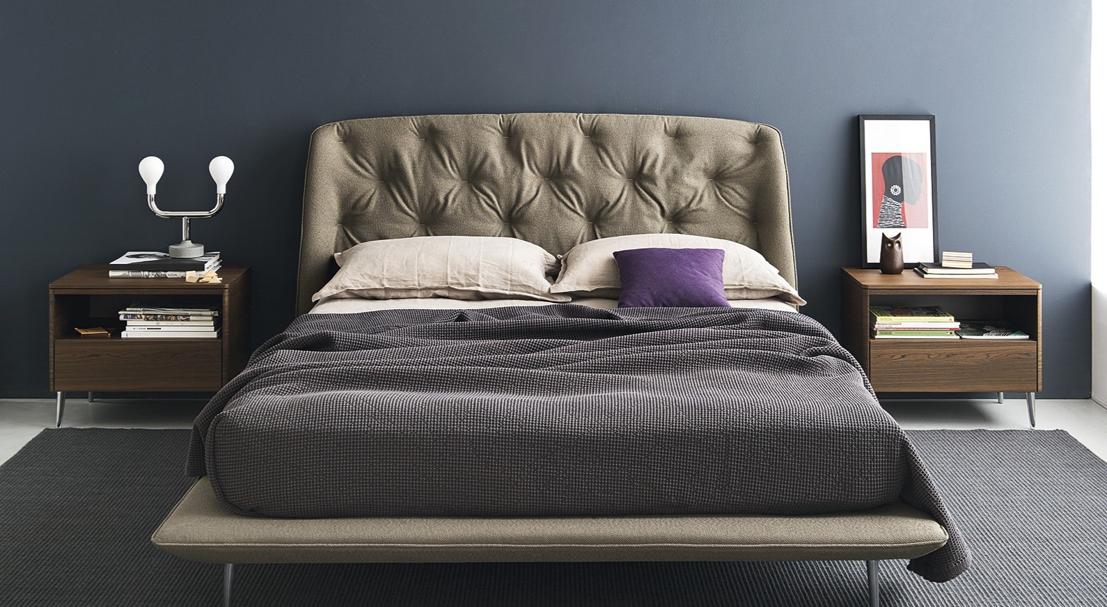 Кровать с текстильным изголовьем прекрасно подходит под интерьер спальни