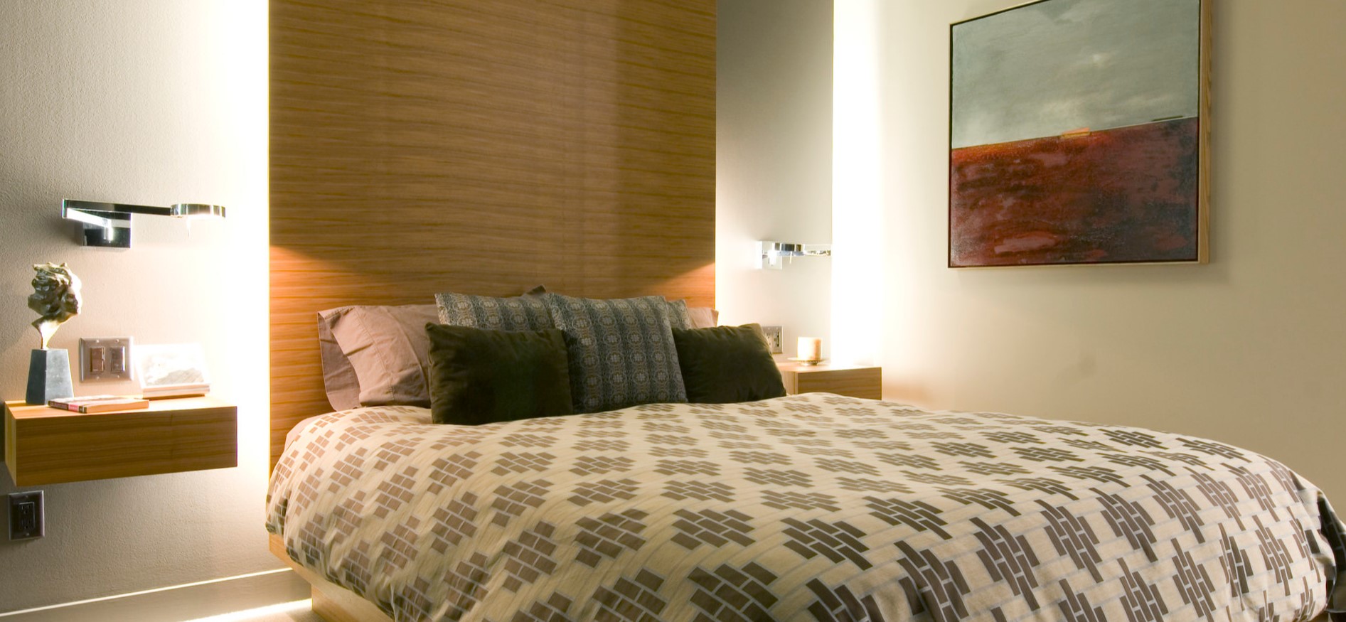 Кровать можно декорировать подушками с современным орнаментом