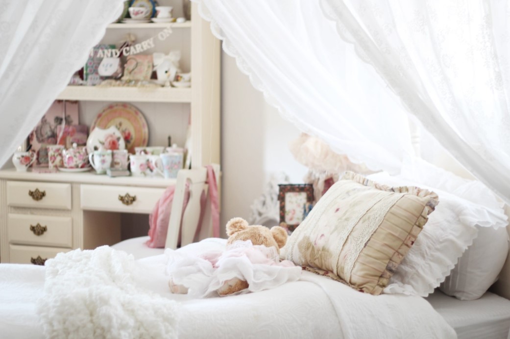 Кровать в детской комнате можно украсить милыми подушками и игрушками