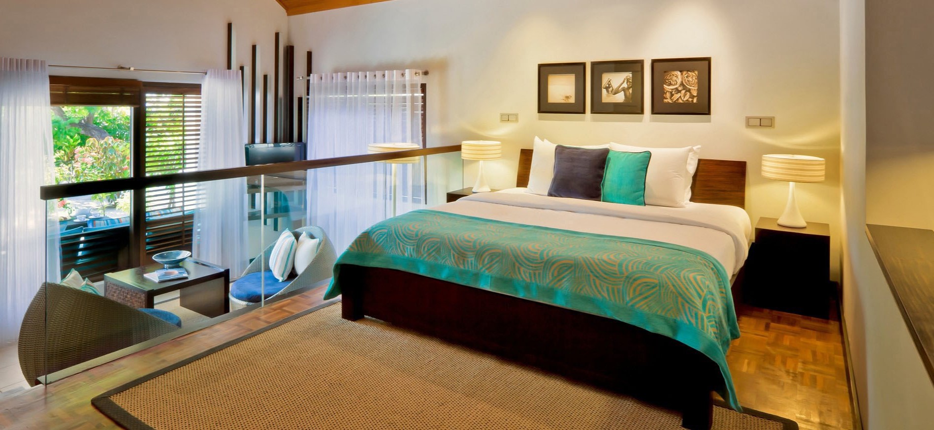 Кровать с деревянным основанием гармонично вписалась в современный интерьер