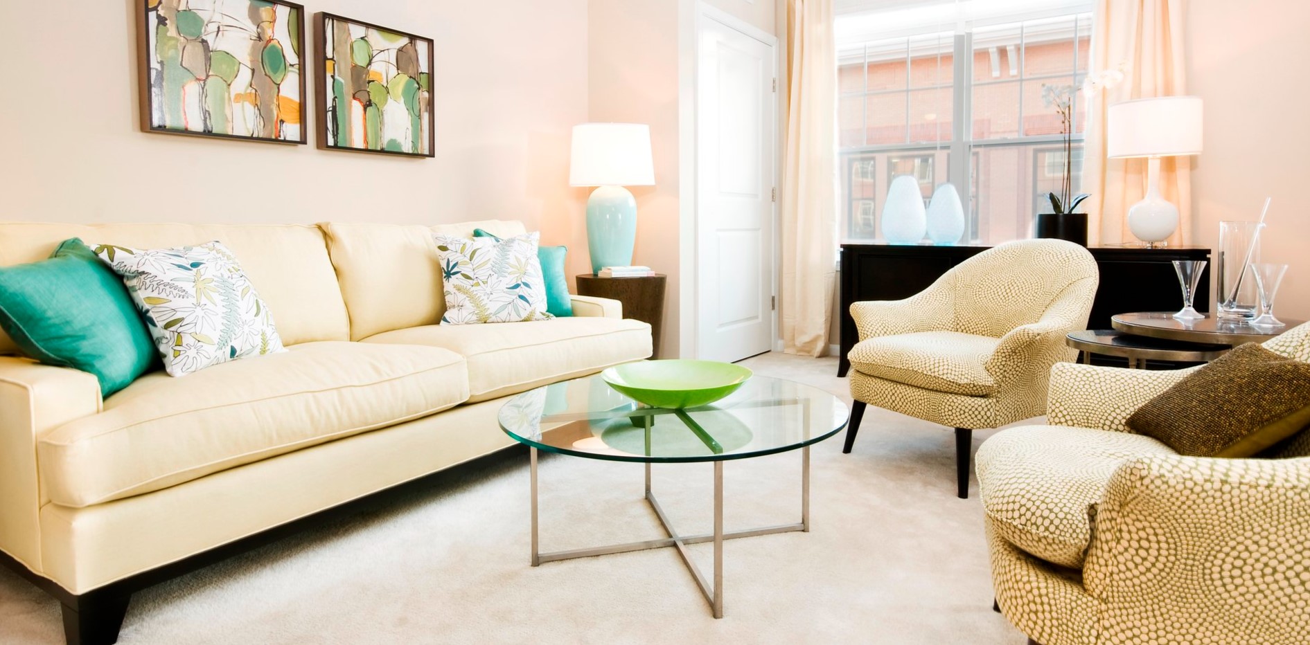 Важно подбирать диван с качественным наполнителем и прочным каркасом