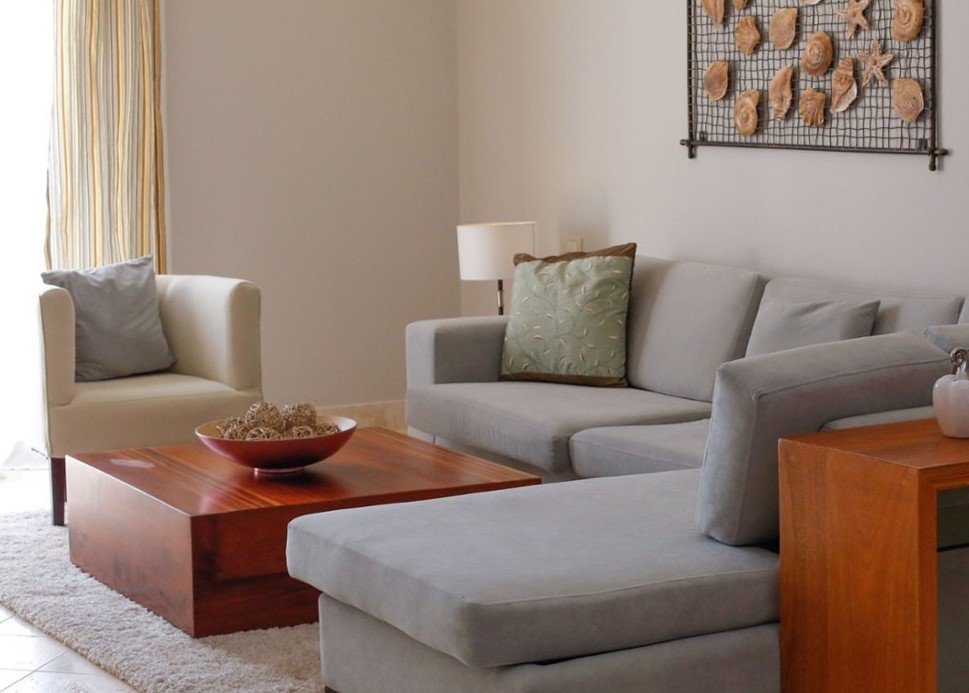 Цвет обивки дивана должен гармонировать с оформлением гостиной
