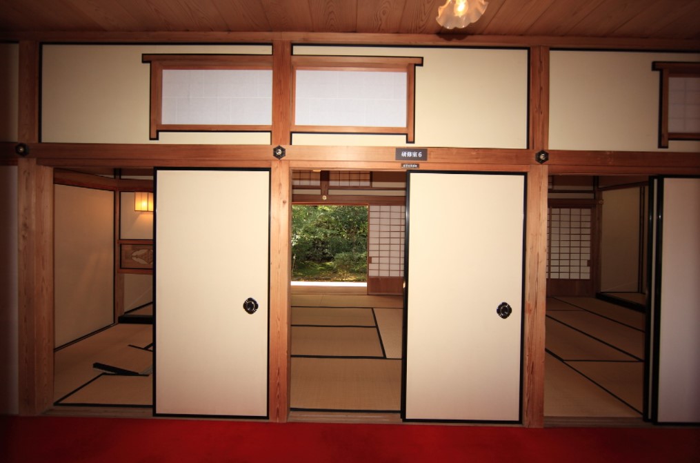 В небольших японских комнатах используются раздвижные двери