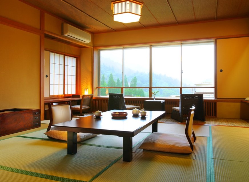 Низкий столик в японском стиле