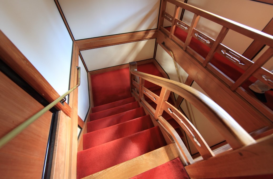Лестница в частном доме должна быть изготовлена из натурального материала