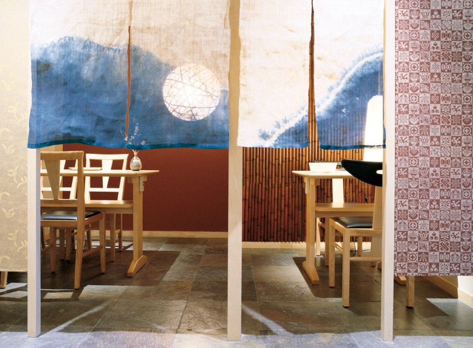 Столы и стулья для японских домов обычно изготавливаются из дерева