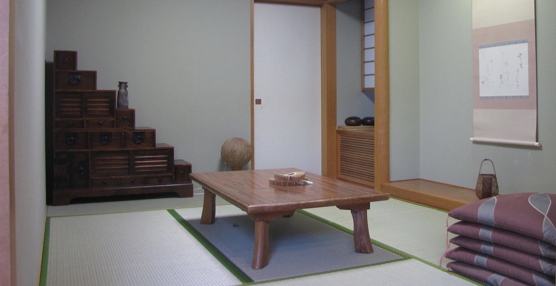 Центральным элементом комнаты является столик для чайной церемонии
