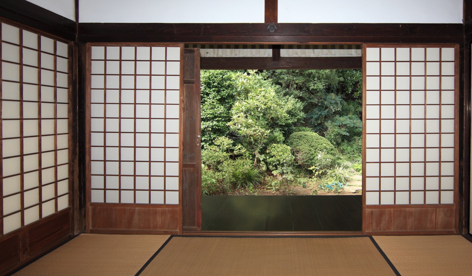 Часто из японской комнаты открывается красивый вид на сад