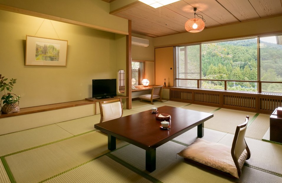 Большие окна в японской комнате можно не декорировать шторами