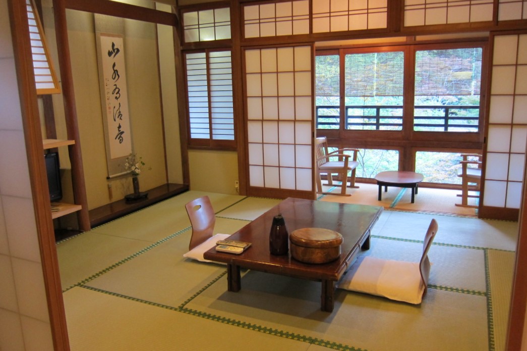В оформлении интерьера используется бамбук, рисовая бумага и дерево